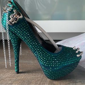 Emerald green rhinestone platinum high heel close toe